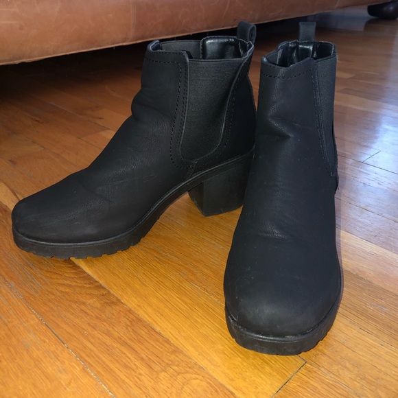 Boohoo Chunky Cleated Heel Chelsea Boots - Picture 5 of 6